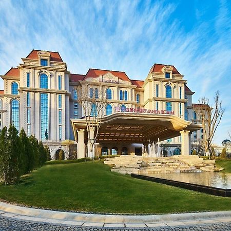 Hotel Wanda Realm Qingdao Movie Metropolis Exterior foto