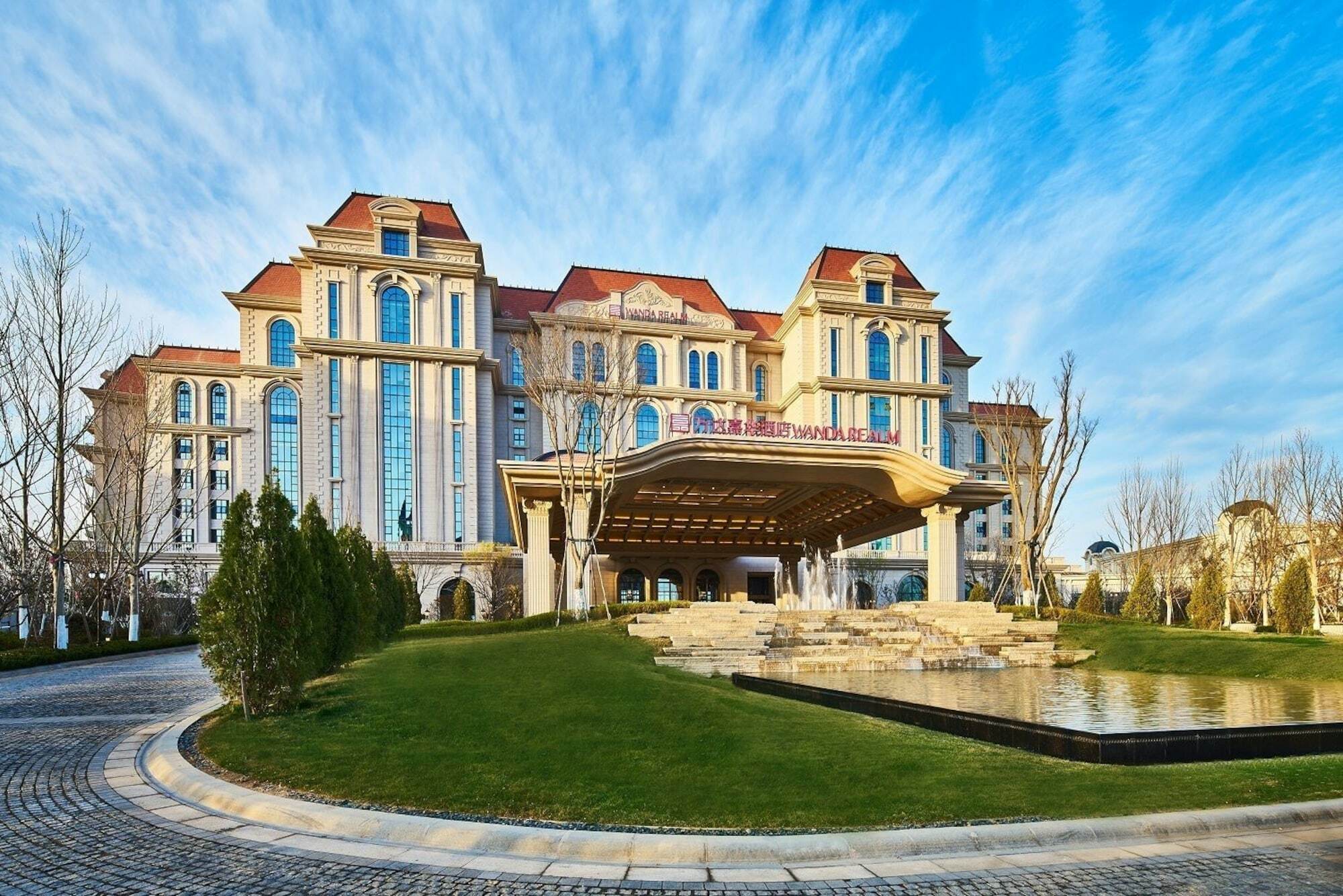 Hotel Wanda Realm Qingdao Movie Metropolis Exterior foto