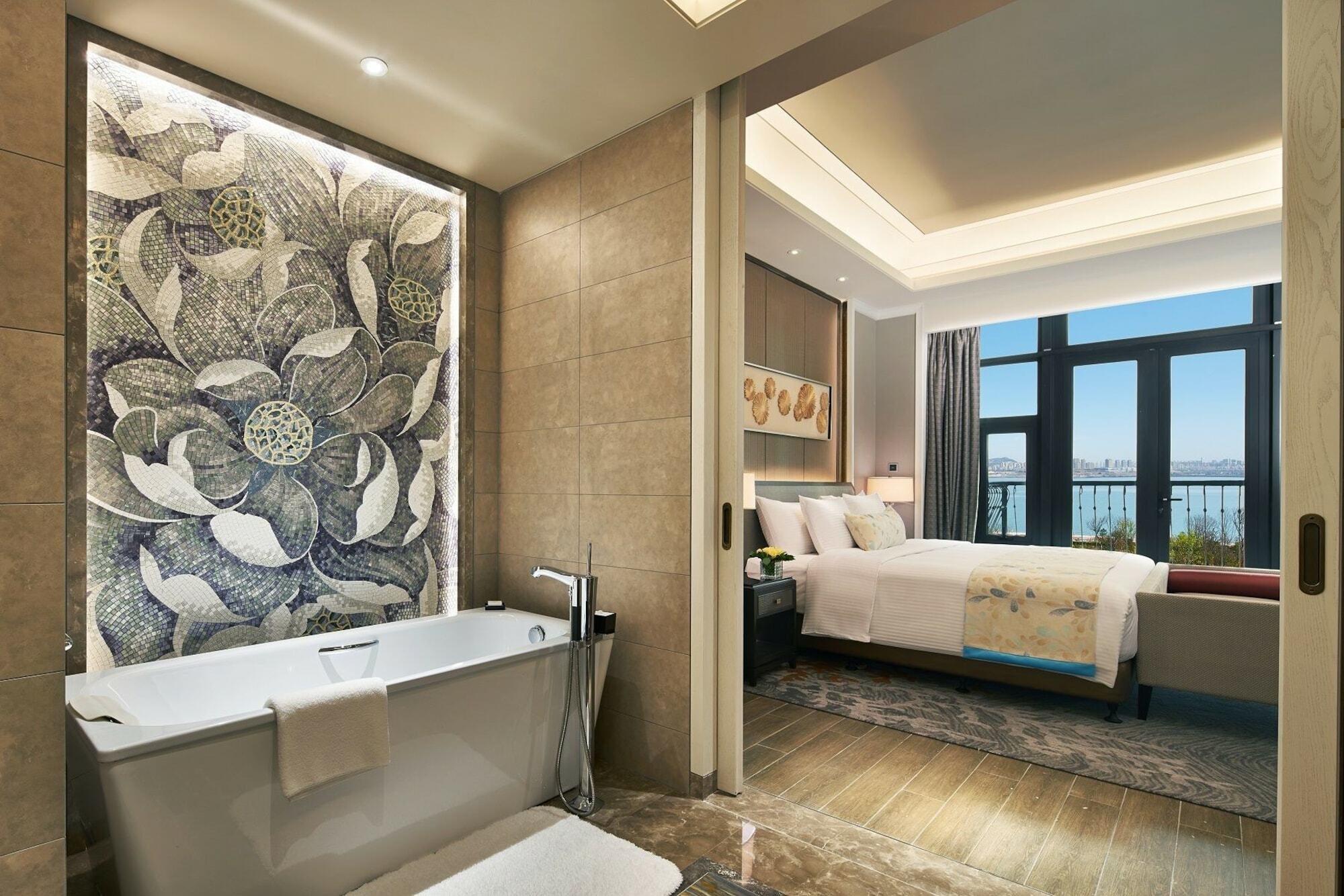 Hotel Wanda Realm Qingdao Movie Metropolis Exterior foto